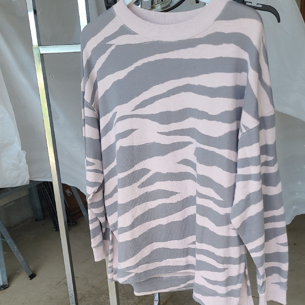American Eagle Outfitters Pink and Gray Sweatshirt